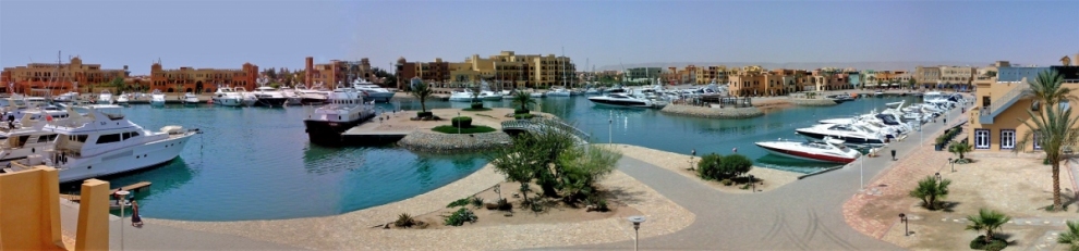 Panorama der Abu Tig Marina in El Gouna (Oceco (Wikimedia))  CC BY-SA 
Infos zur Lizenz unter 'Bildquellennachweis'